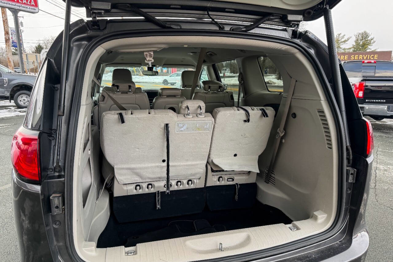 Used 2019 Chrysler Pacifica Touring-L image 16