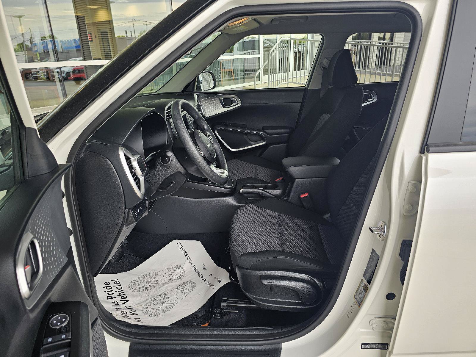 Used 2025 Kia Soul LX w/ LX Technology Package FWD image 19
