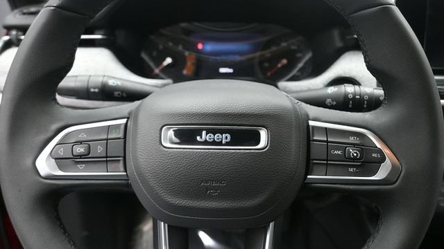 Used 2025 Jeep Compass Latitude AWD/4WD image 15