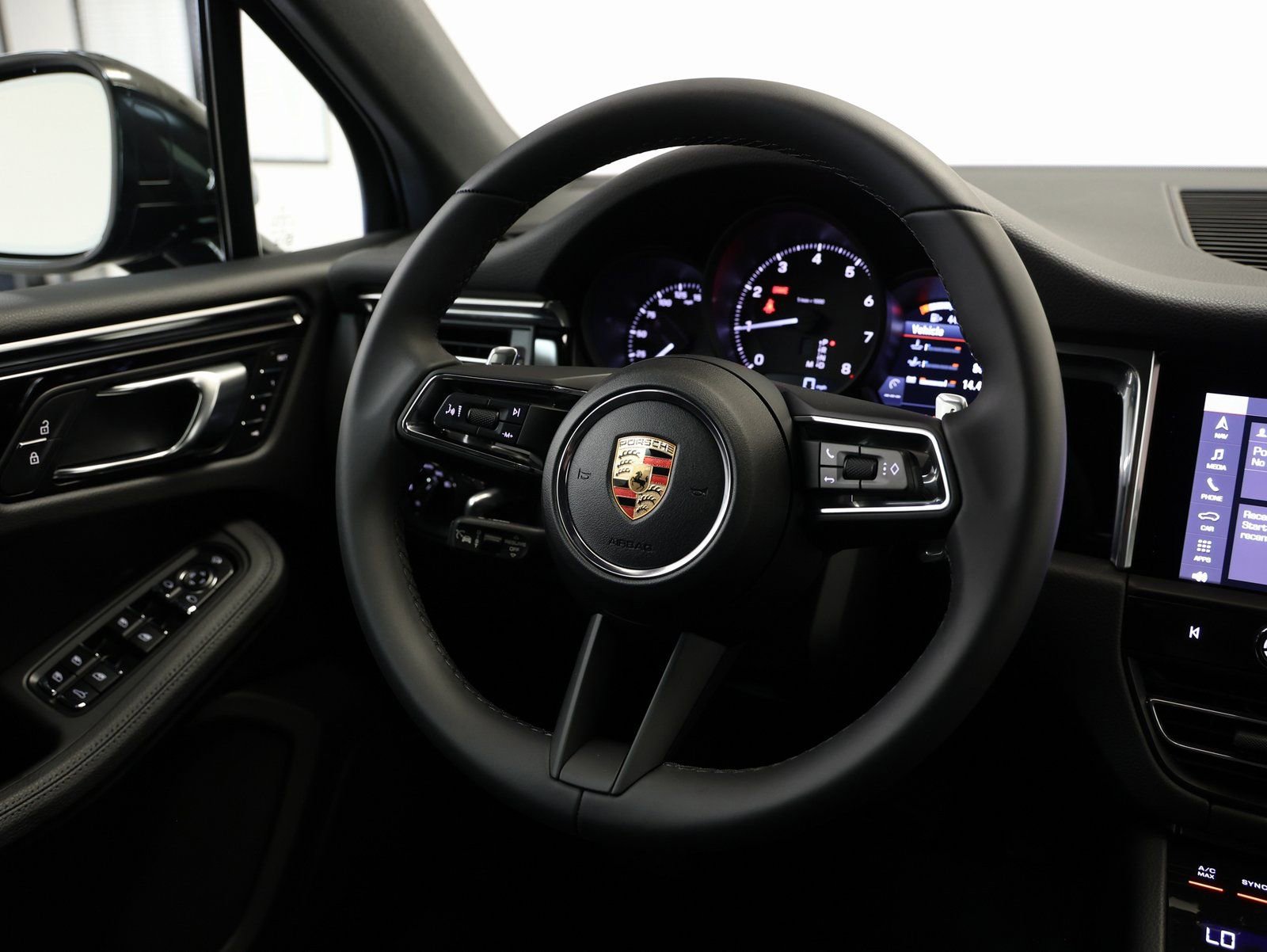 Certified 2025 Porsche Macan image 29