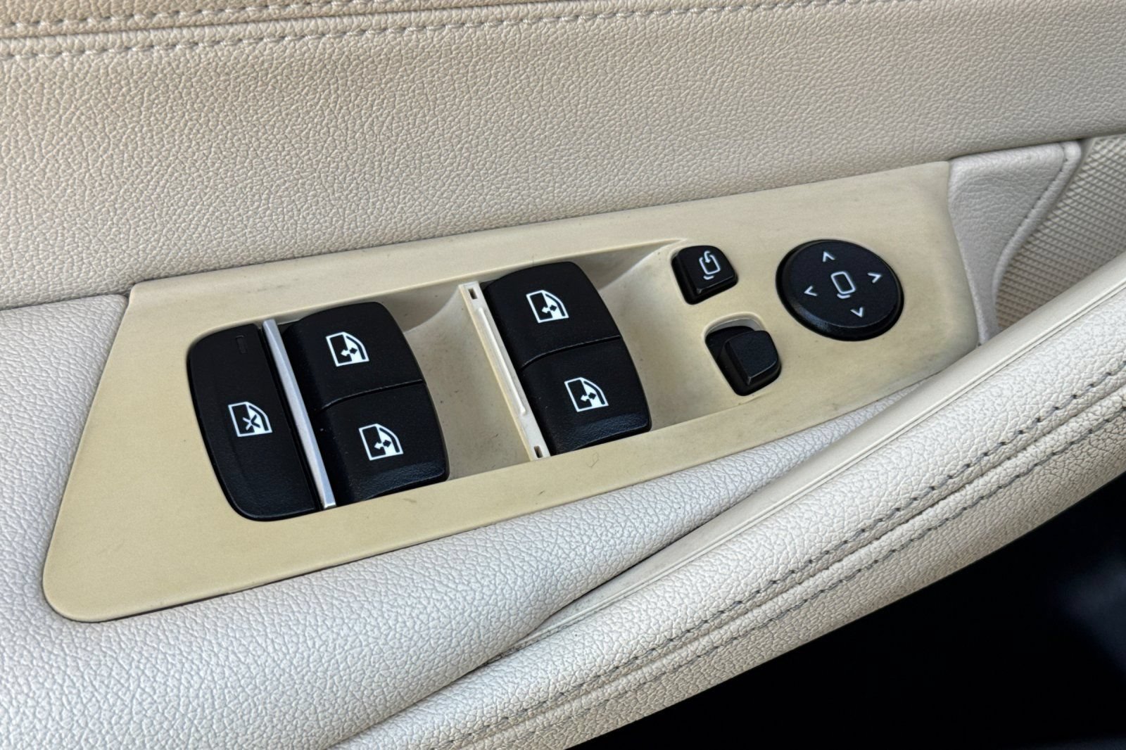 Used 2019 BMW 530e w/ Premium Package RWD image 12