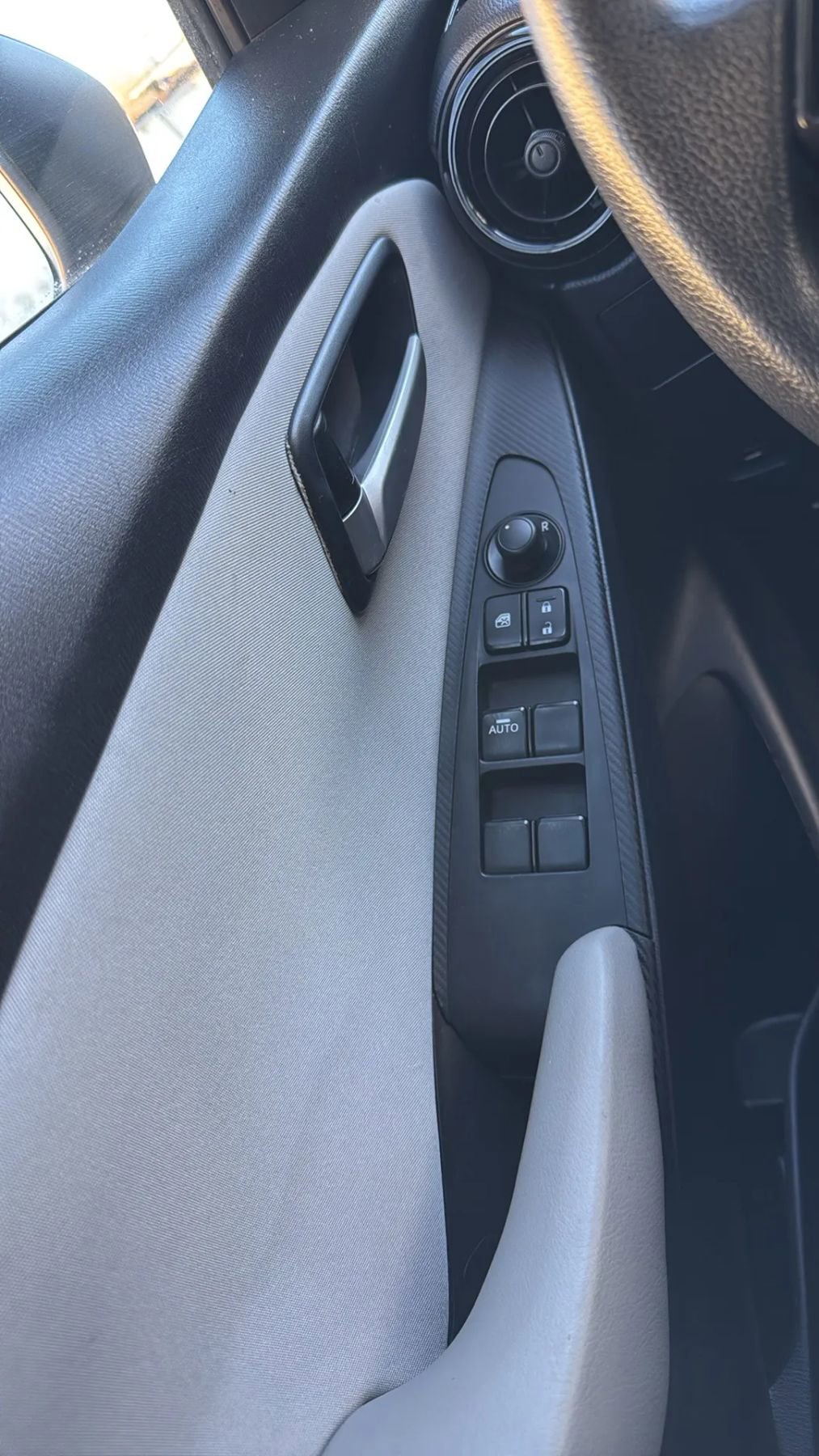 Used 2019 Toyota Yaris L FWD image 22