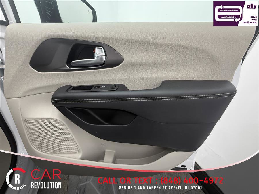Used 2024 Chrysler Pacifica Touring-L FWD image 51