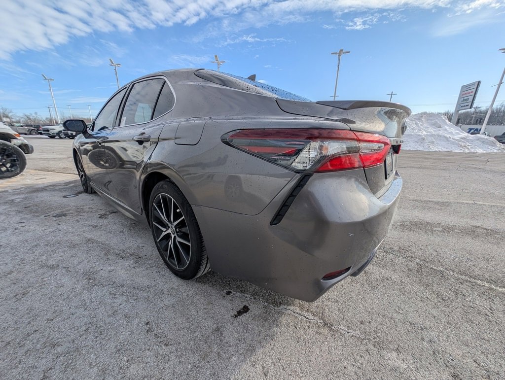 Used 2022 Toyota Camry SE image 5