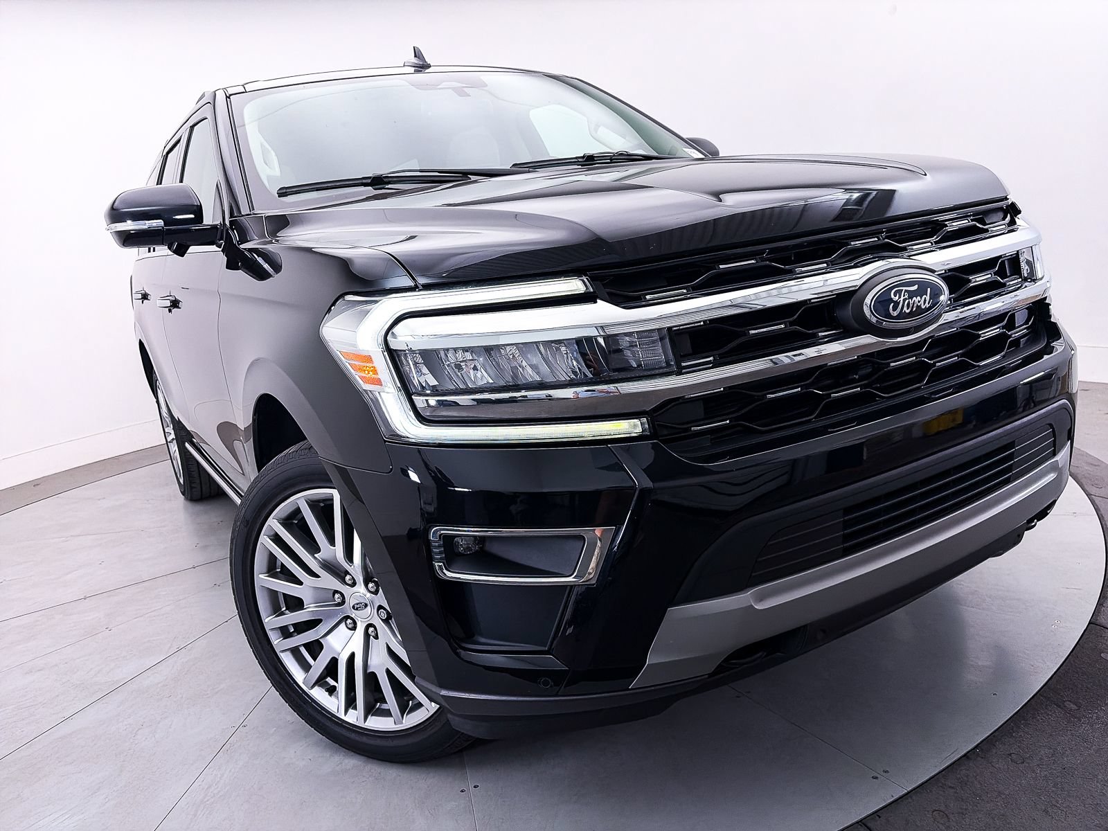 Used 2023 Ford Expedition Limited AWD/4WD image 3