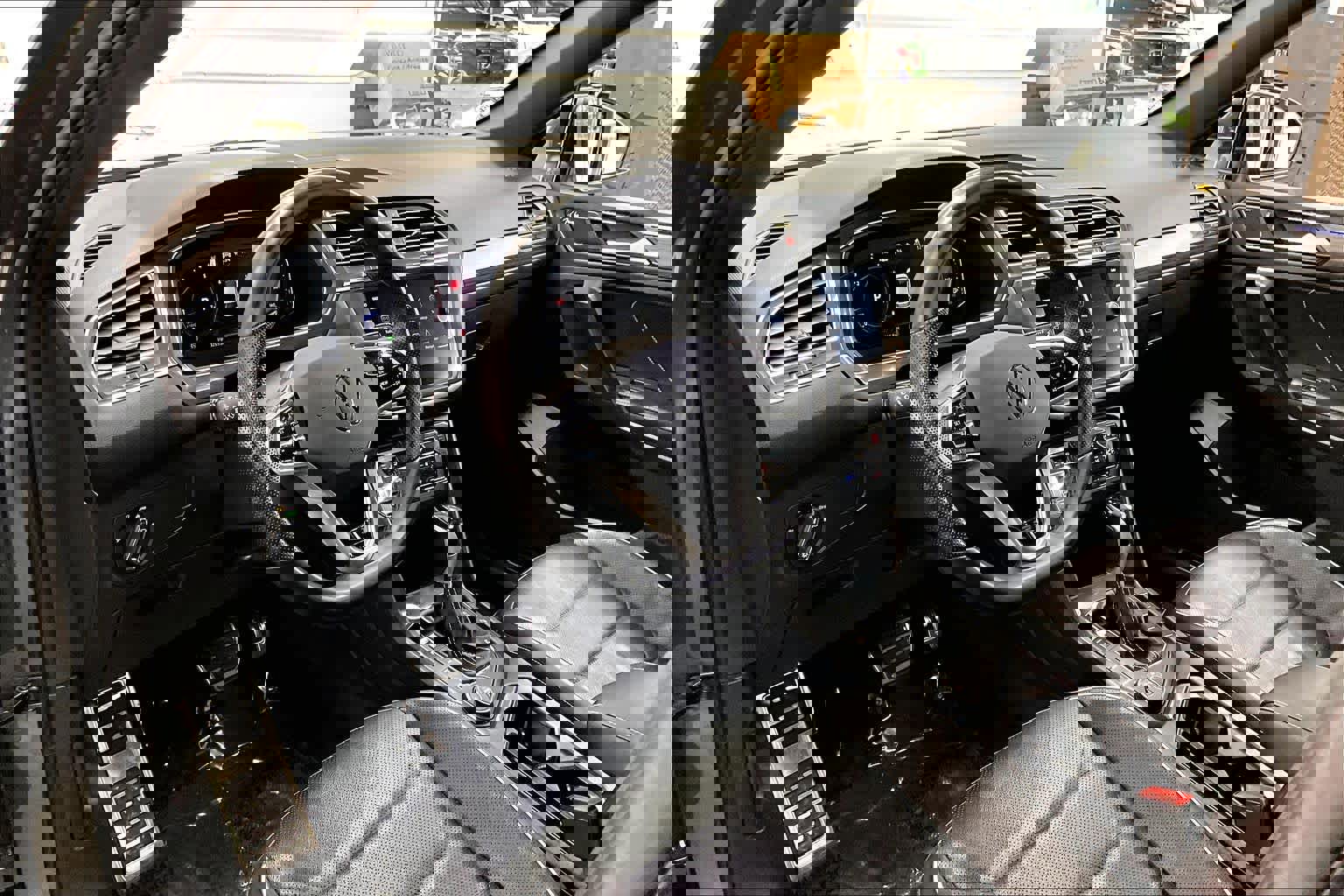 Used 2024 Volkswagen Tiguan SEL R-Line image 17