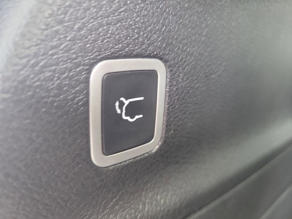 Used 2025 Chrysler Pacifica Premium image 9