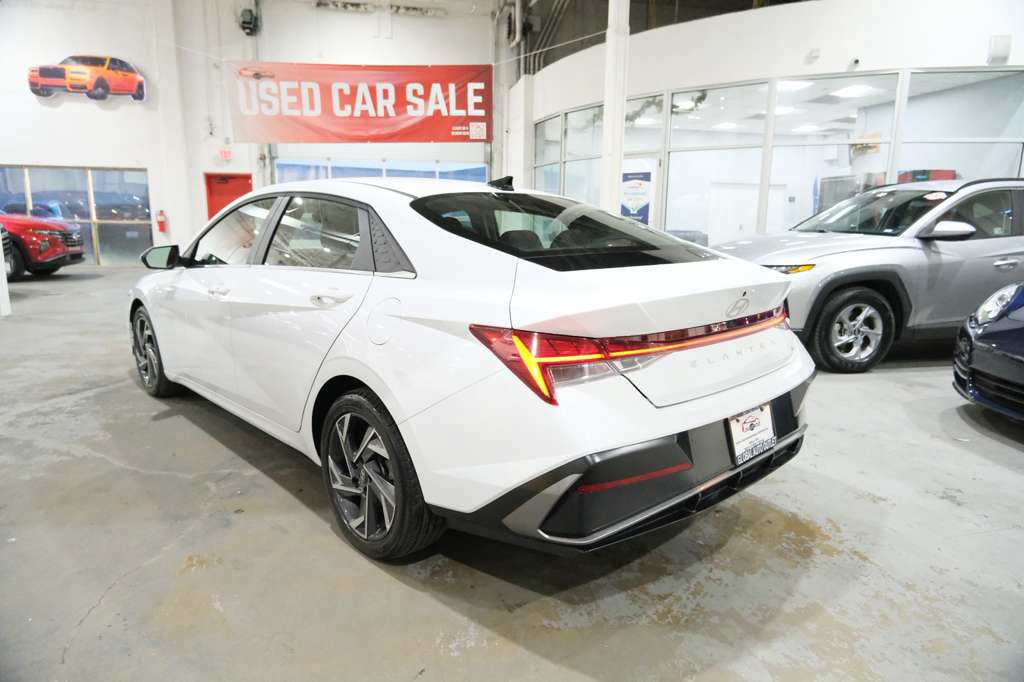Used 2025 Hyundai Elantra SEL FWD image 8