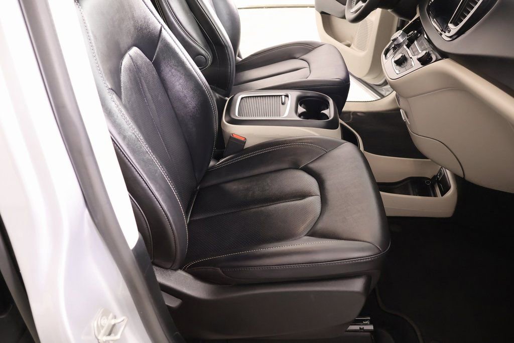 Used 2024 Chrysler Pacifica Touring-L image 14