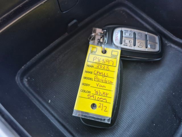 Used 2023 Chrysler Pacifica Touring-L image 28