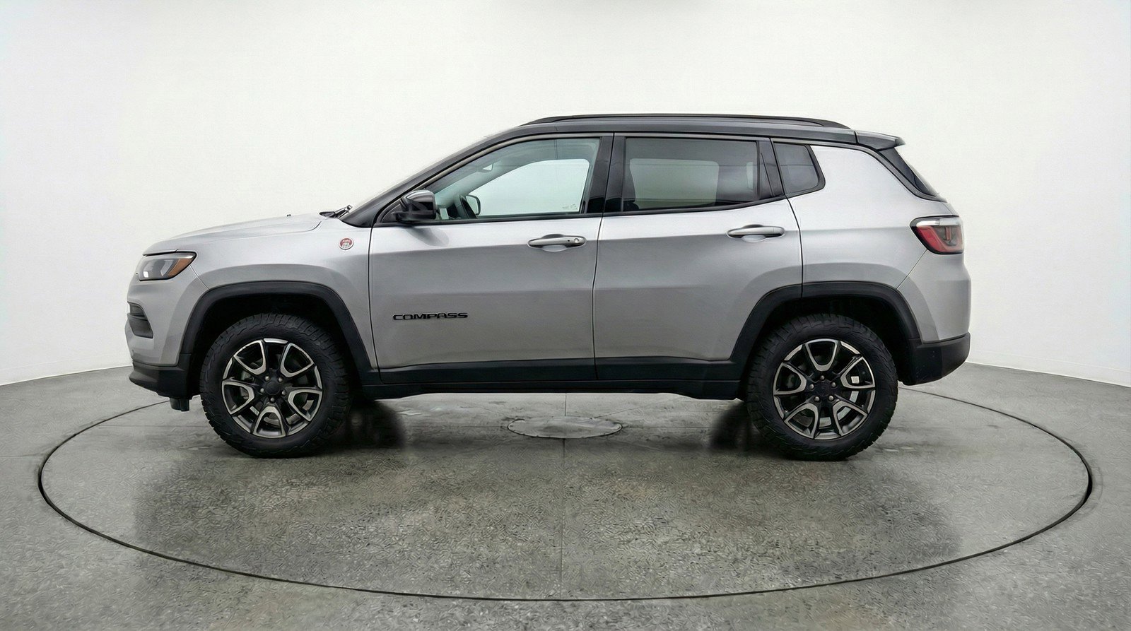 Used 2025 Jeep Compass Trailhawk AWD/4WD image 5