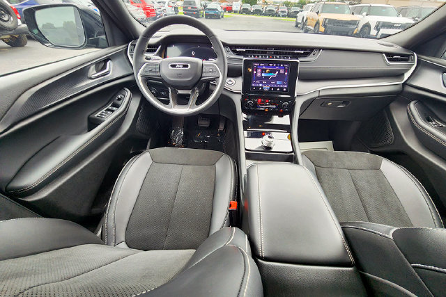 Used 2025 Jeep Grand Cherokee L Altitude AWD/4WD image 10