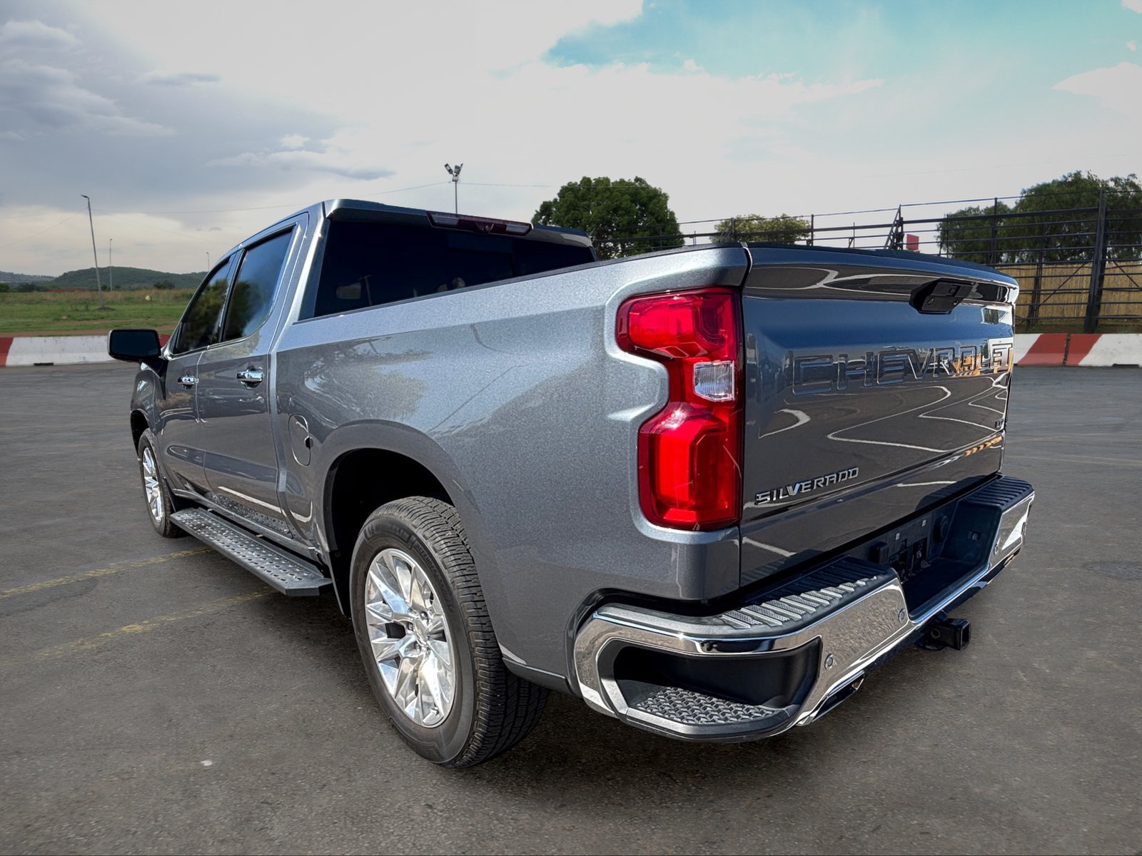 Used 2021 Chevrolet Silverado 1500 LTZ w/ LTZ Premium Package AWD/4WD image 4