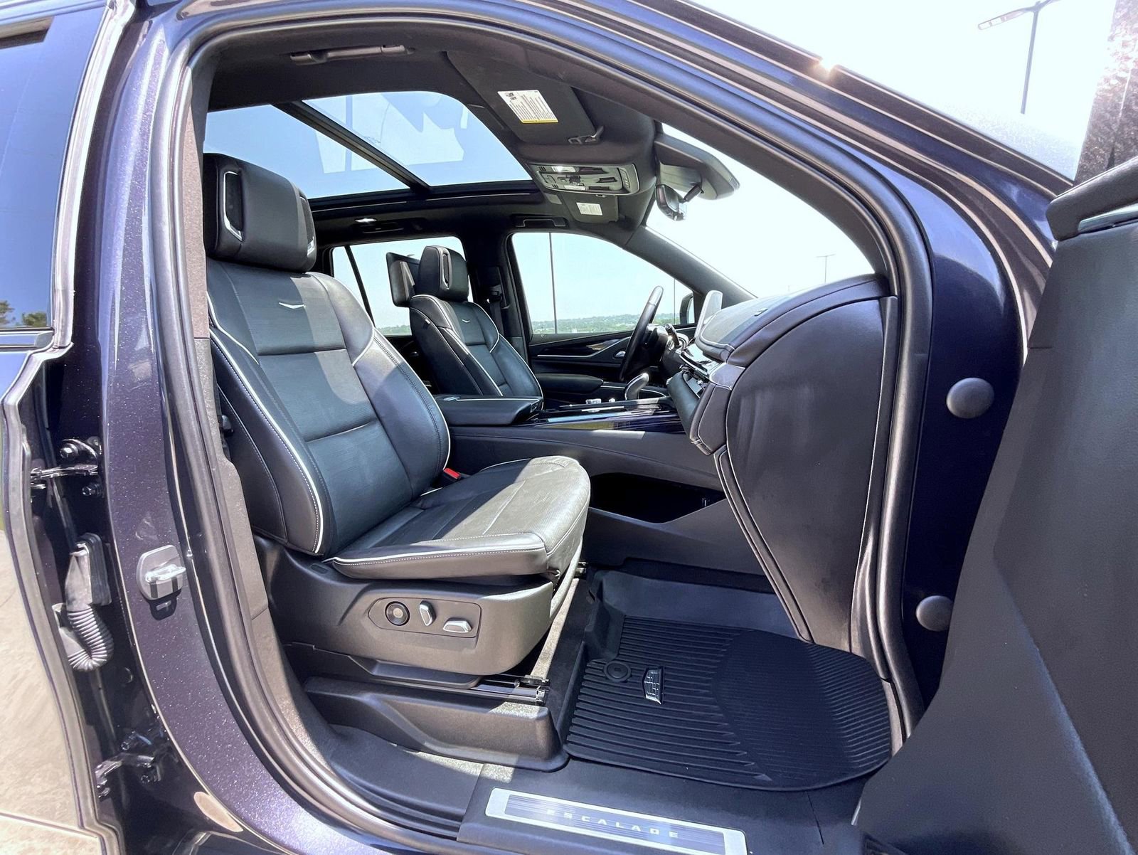 Used 2023 Cadillac Escalade Sport w/ LPO, ONYX Package image 16