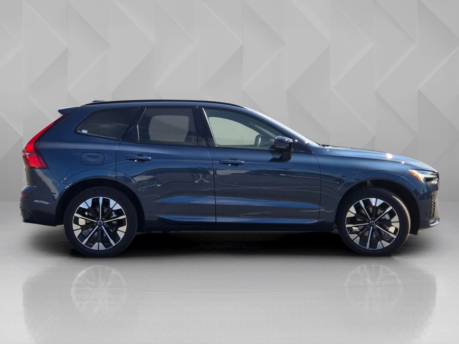 Used 2026 Volvo XC60 B5 Plus w/ Protection Package Premier AWD/4WD image 7