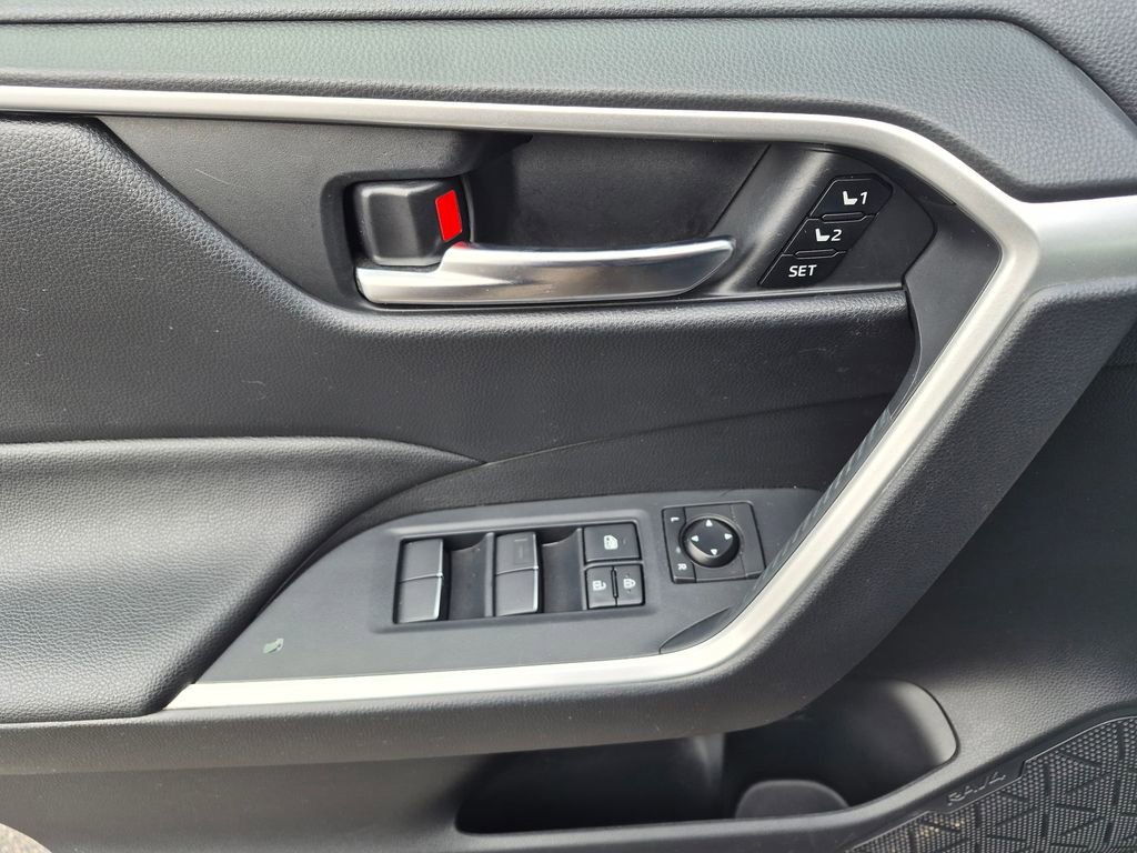 Used 2021 Toyota RAV4 XLE Premium image 12