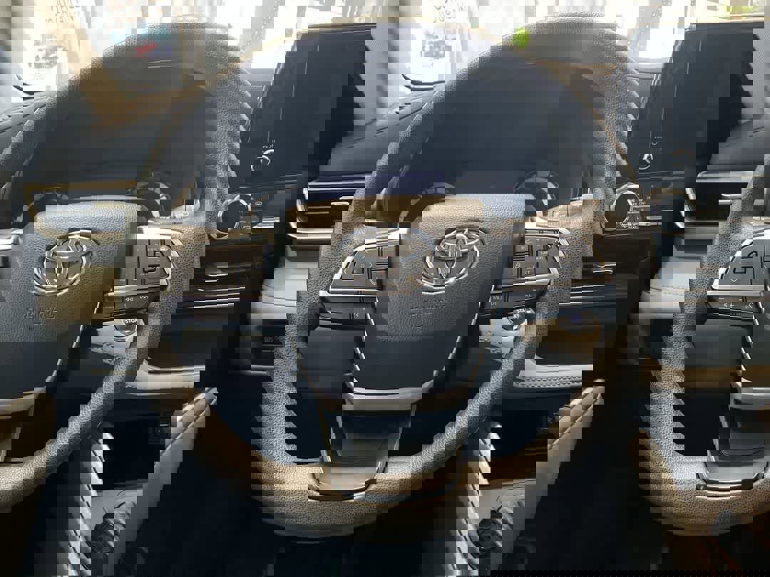 Used 2023 Toyota Highlander L image 16