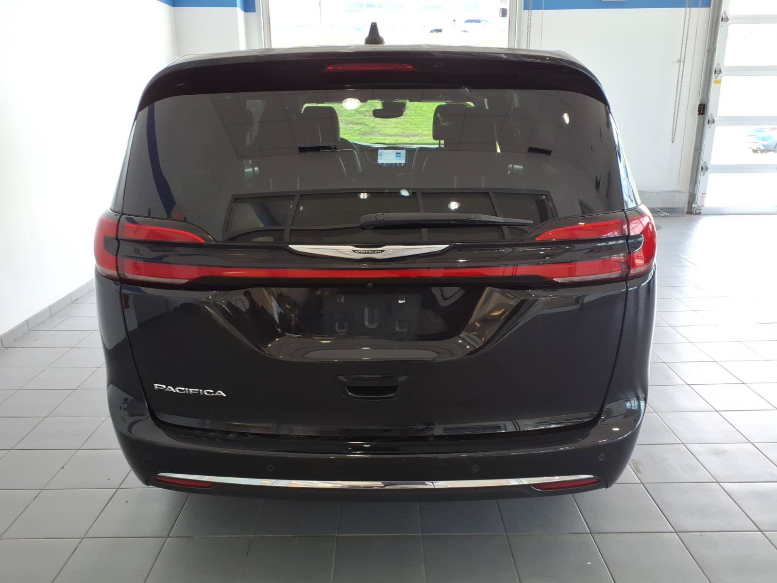 Used 2025 Chrysler Pacifica Select FWD image 6