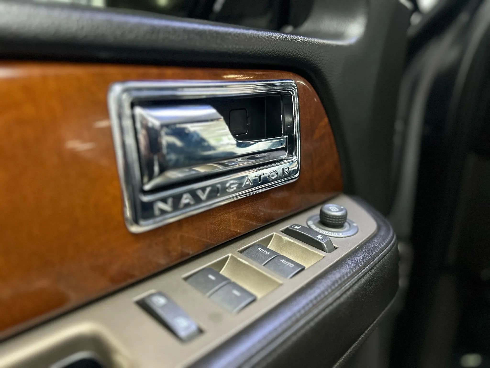 Used 2011 Lincoln Navigator 2WD image 15