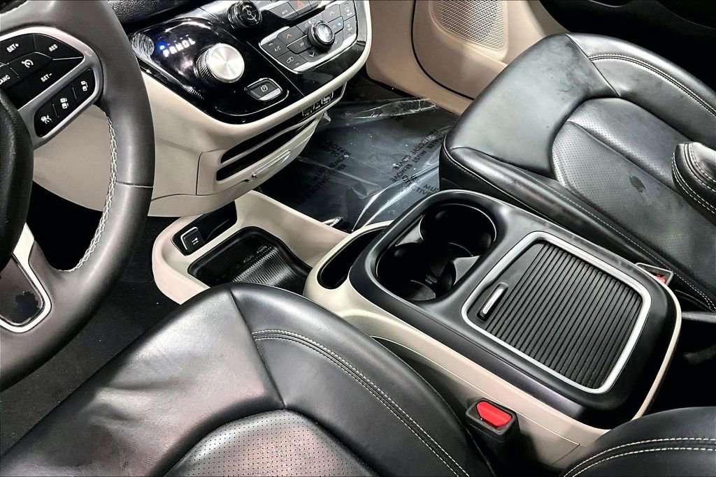 Used 2023 Chrysler Pacifica Touring-L FWD image 17