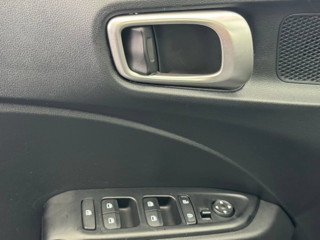 Used 2025 Hyundai Venue SEL FWD image 15