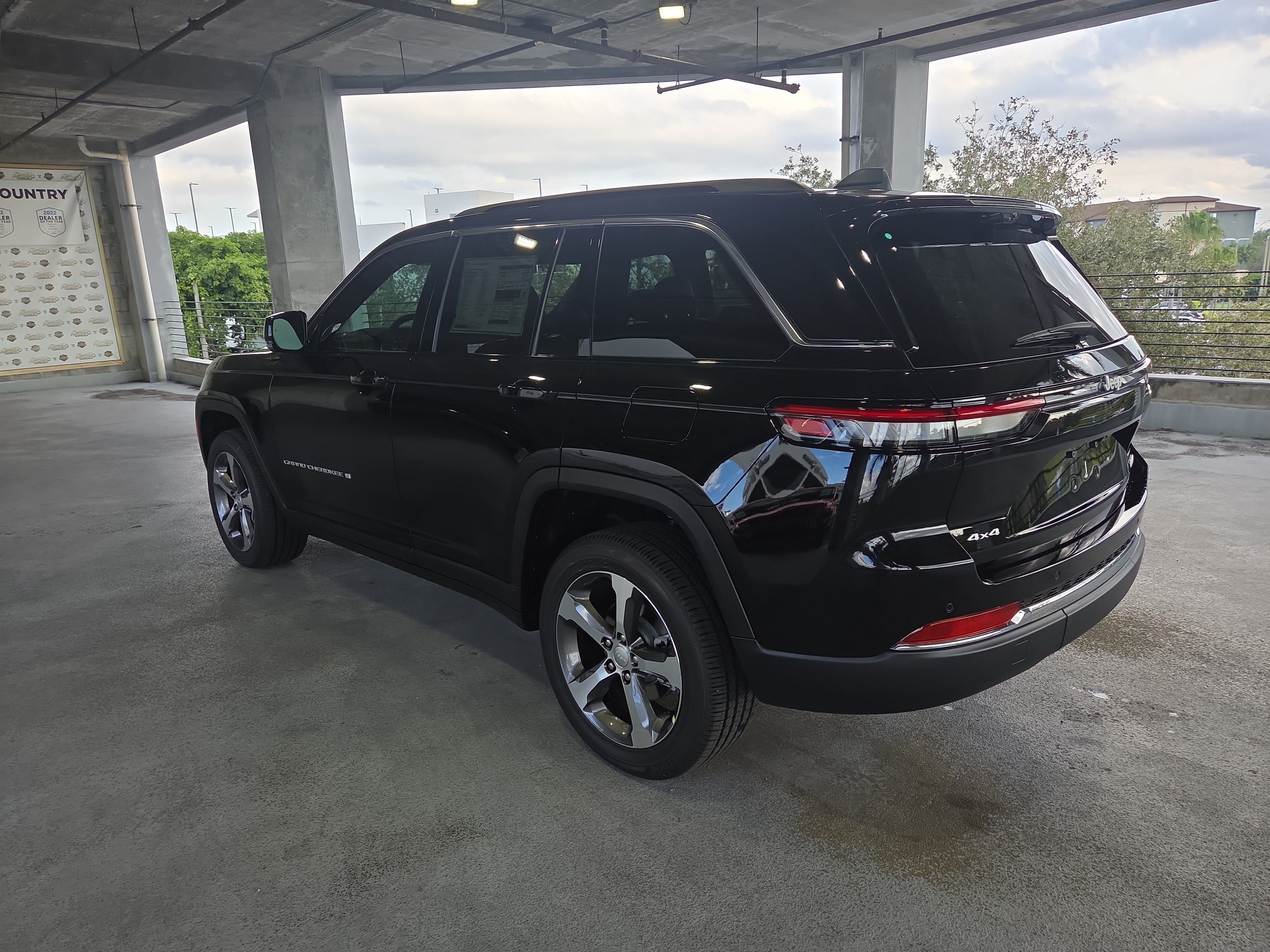 New 2025 Jeep Grand Cherokee Limited w/ Luxury Tech Group II AWD/4WD image 7