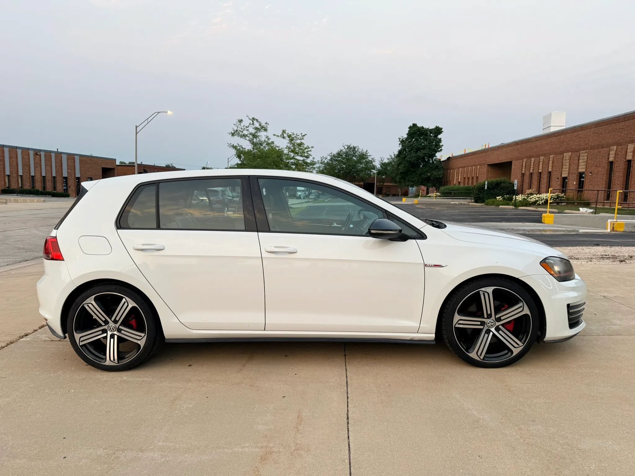 Used 2015 Volkswagen Golf 4-Door FWD image 5