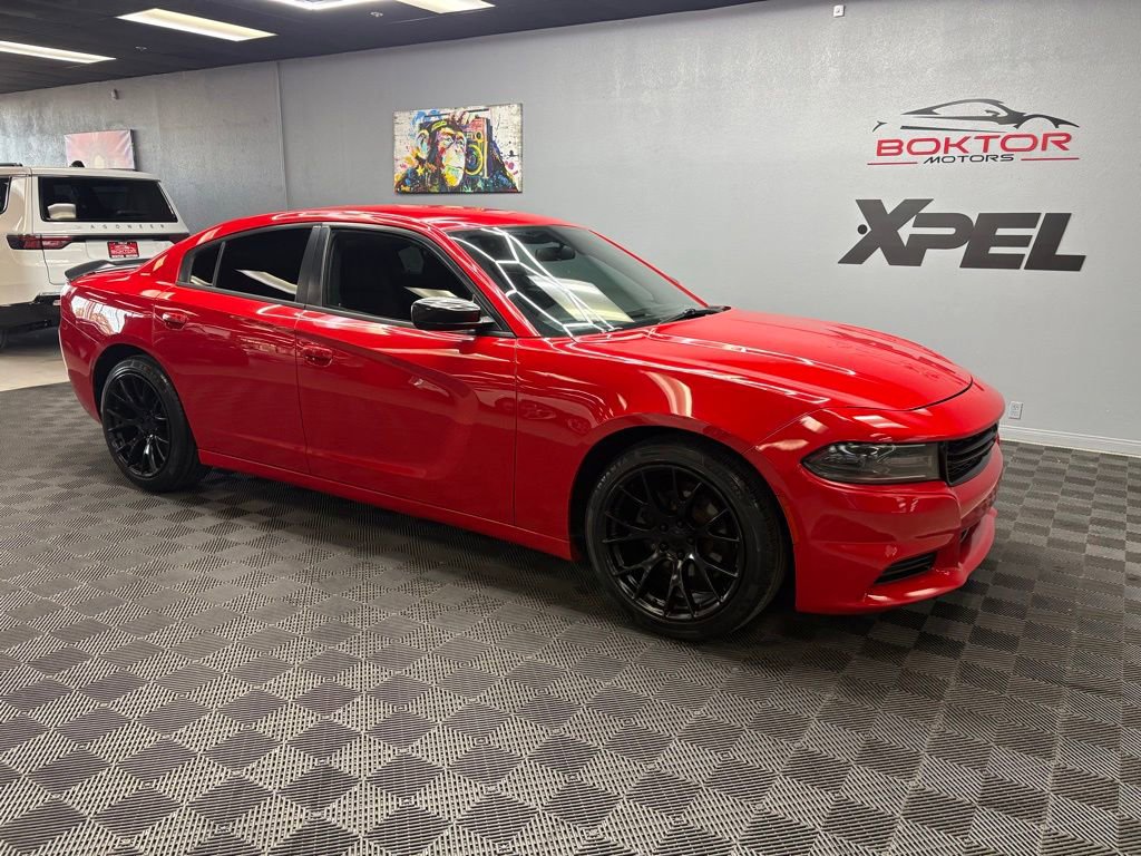 Used 2018 Dodge Charger SXT w/ Blacktop Package RWD image 2