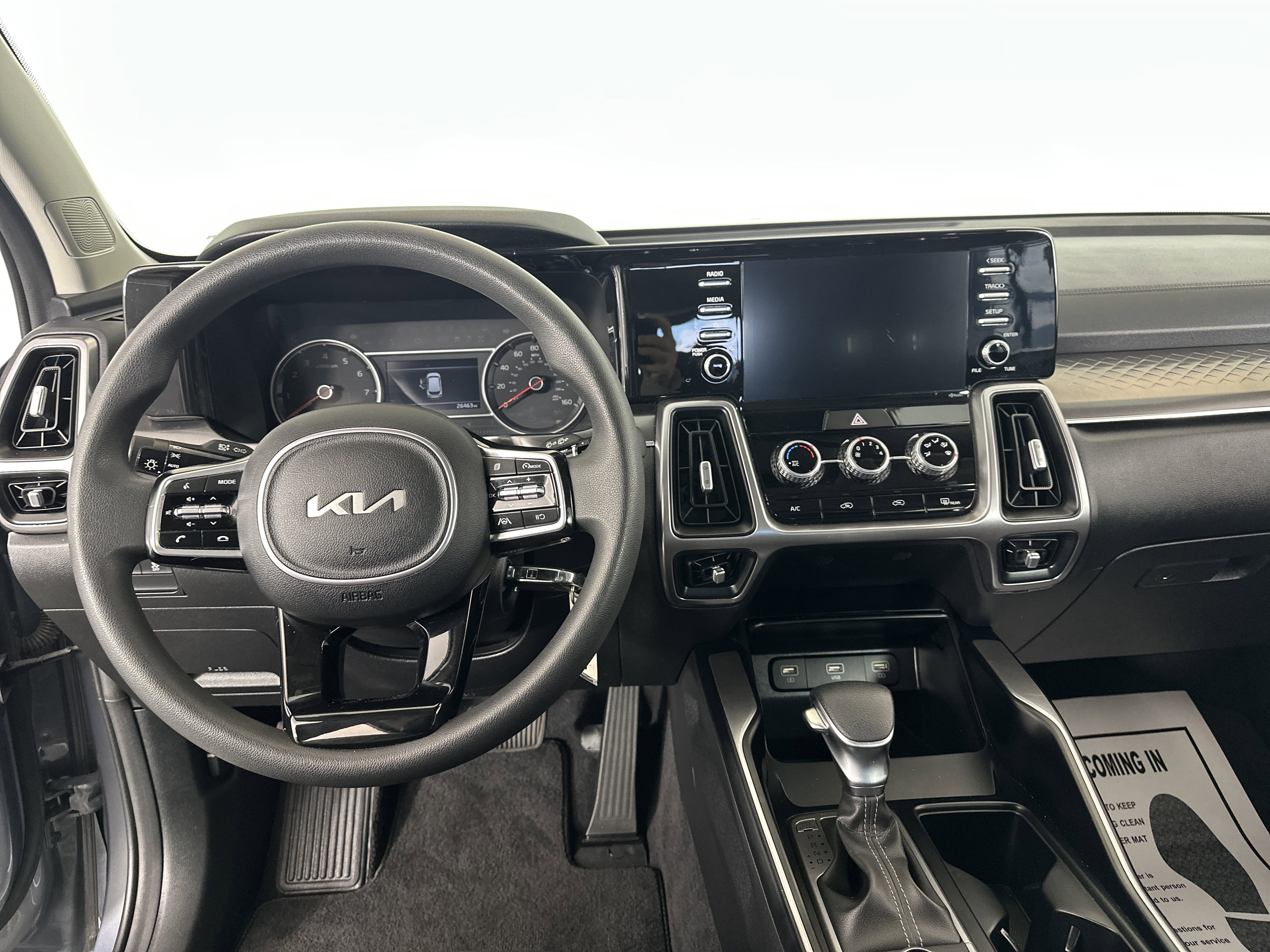 Used 2023 Kia Sorento LX image 3