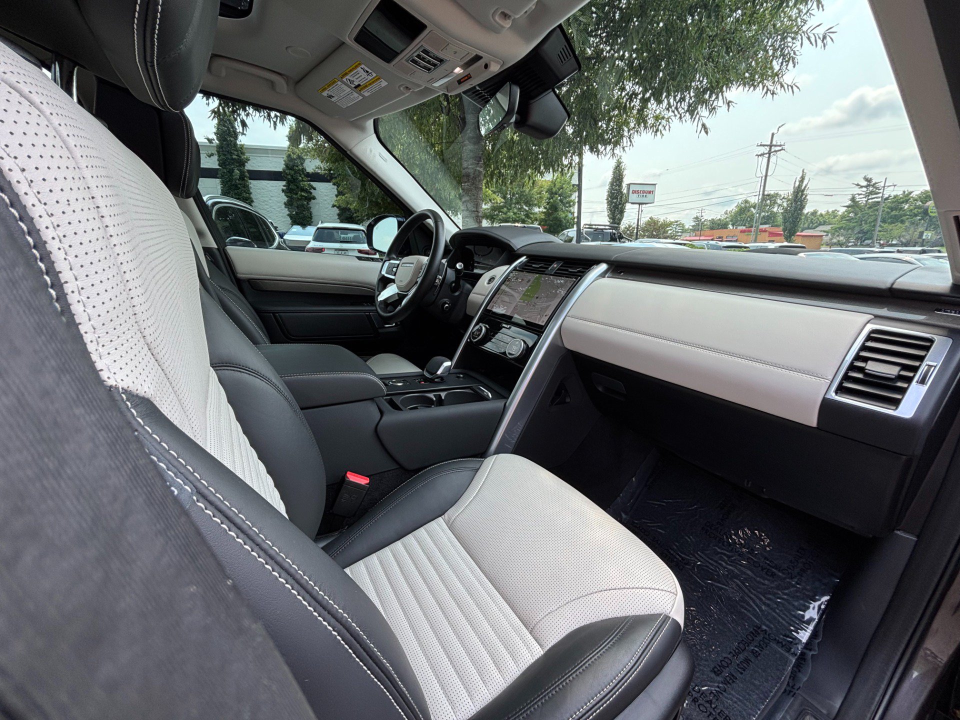 Used 2025 Land Rover Discovery Metropolitan Edition AWD/4WD image 13