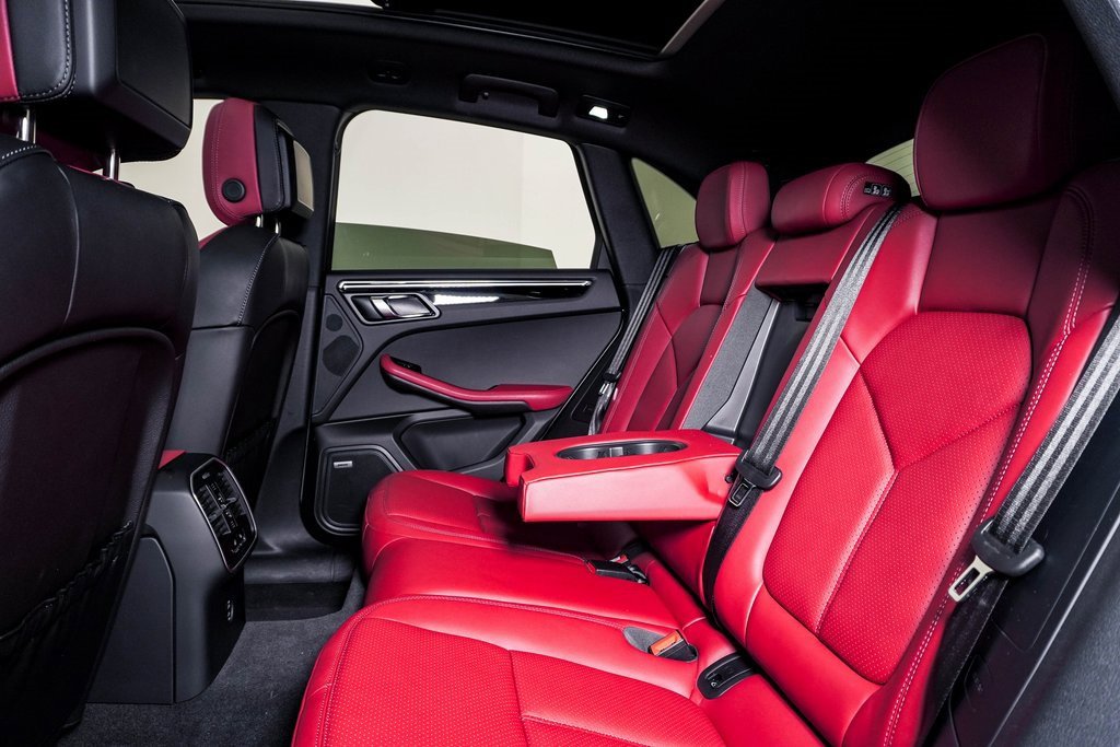 Certified 2025 Porsche Macan image 17