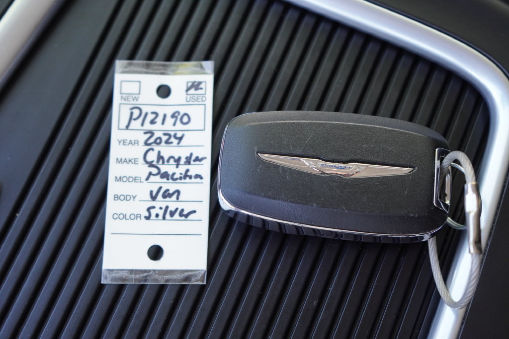 Used 2024 Chrysler Pacifica Limited FWD image 36