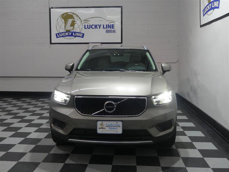 Used 2022 Volvo XC40 T5 Momentum image 2