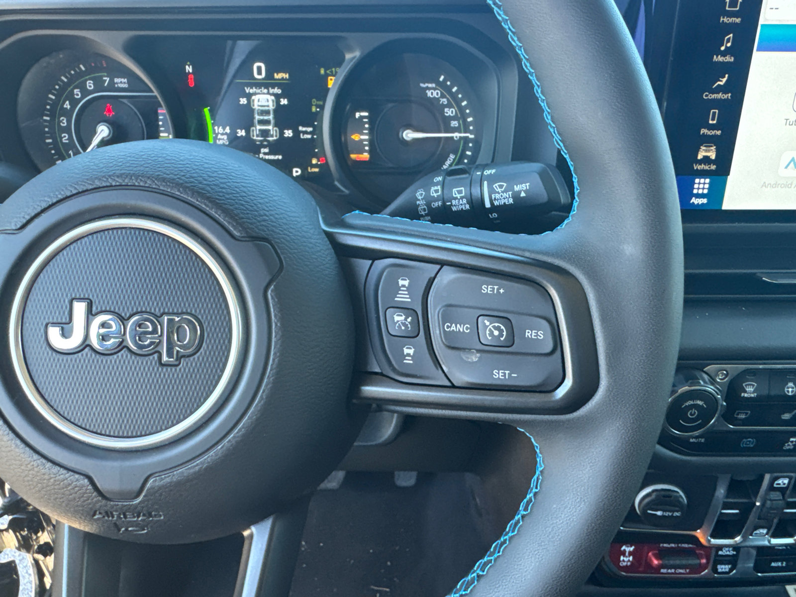 Used 2025 Jeep Wrangler Unlimited Rubicon 4xe w/ Convenience Group AWD/4WD image 24