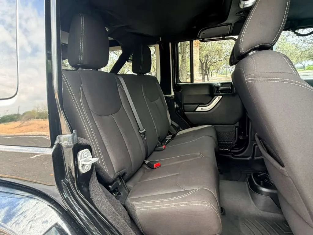 Used 2017 Jeep Wrangler Unlimited Sahara w/ Connectivity Group AWD/4WD image 28