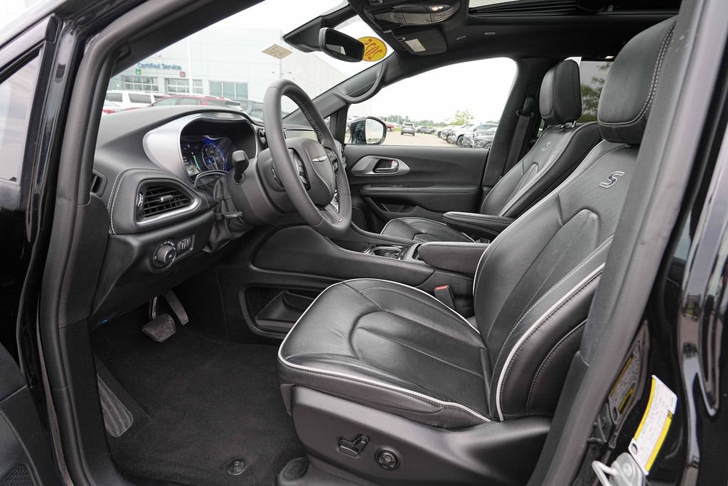 Used 2025 Chrysler Pacifica Limited FWD image 16