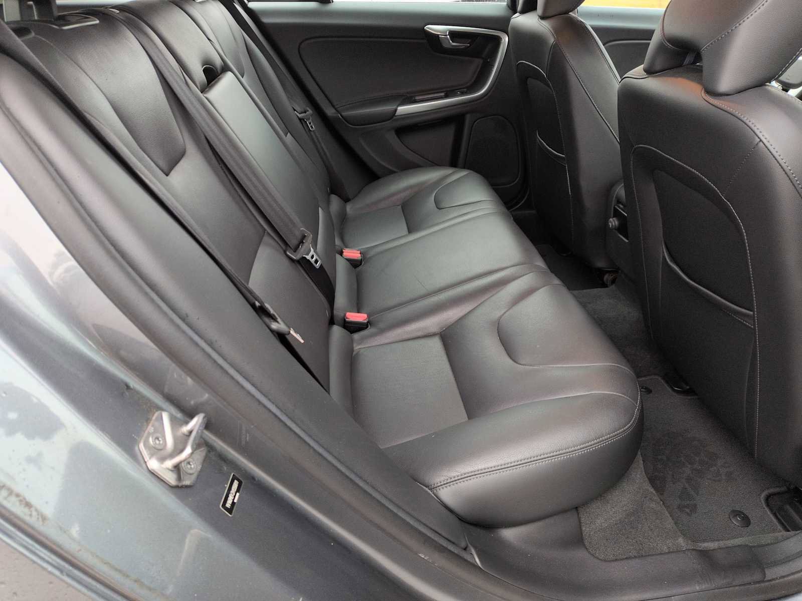 Used 2017 Volvo V60 T5 Premier w/ Convenience Package image 19