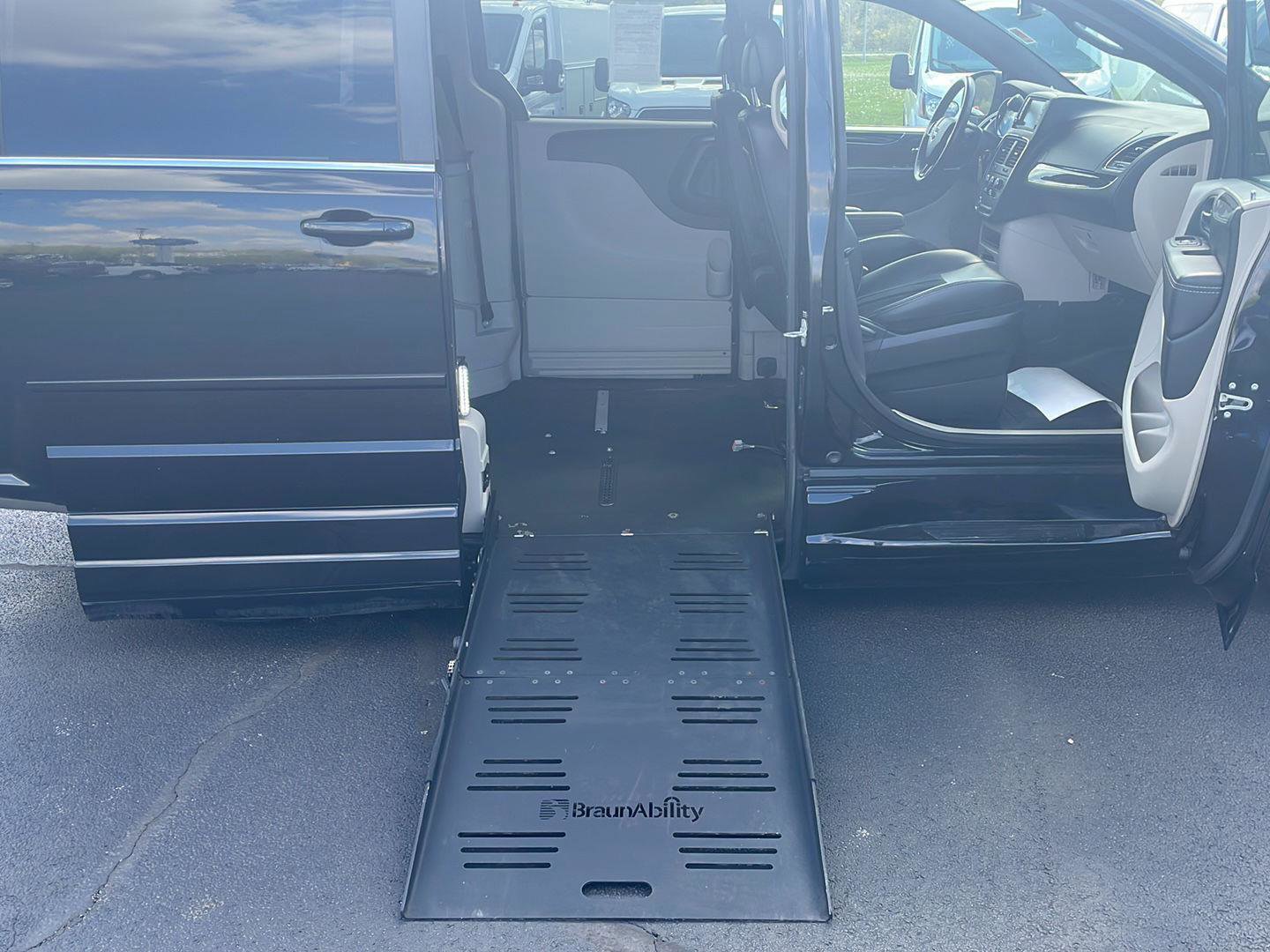 Used 2017 Dodge Grand Caravan SXT w/ Rear Park Assist Package FWD image 23