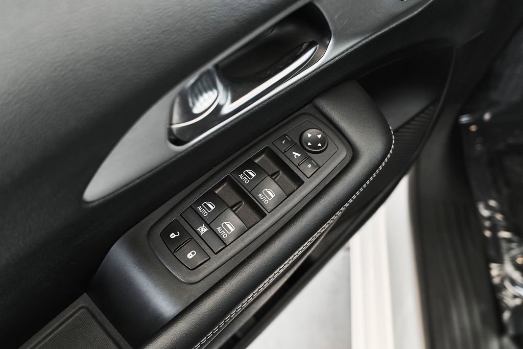 Used 2025 Chrysler Pacifica Limited image 13