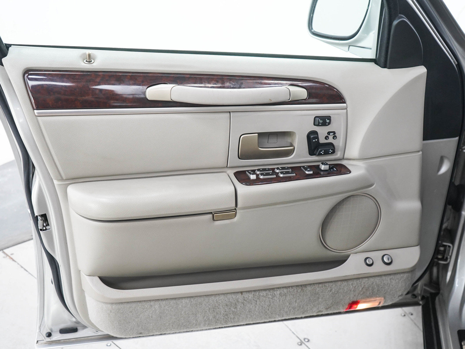 Used 2006 Lincoln Town Car Signature Limited RWD image 16