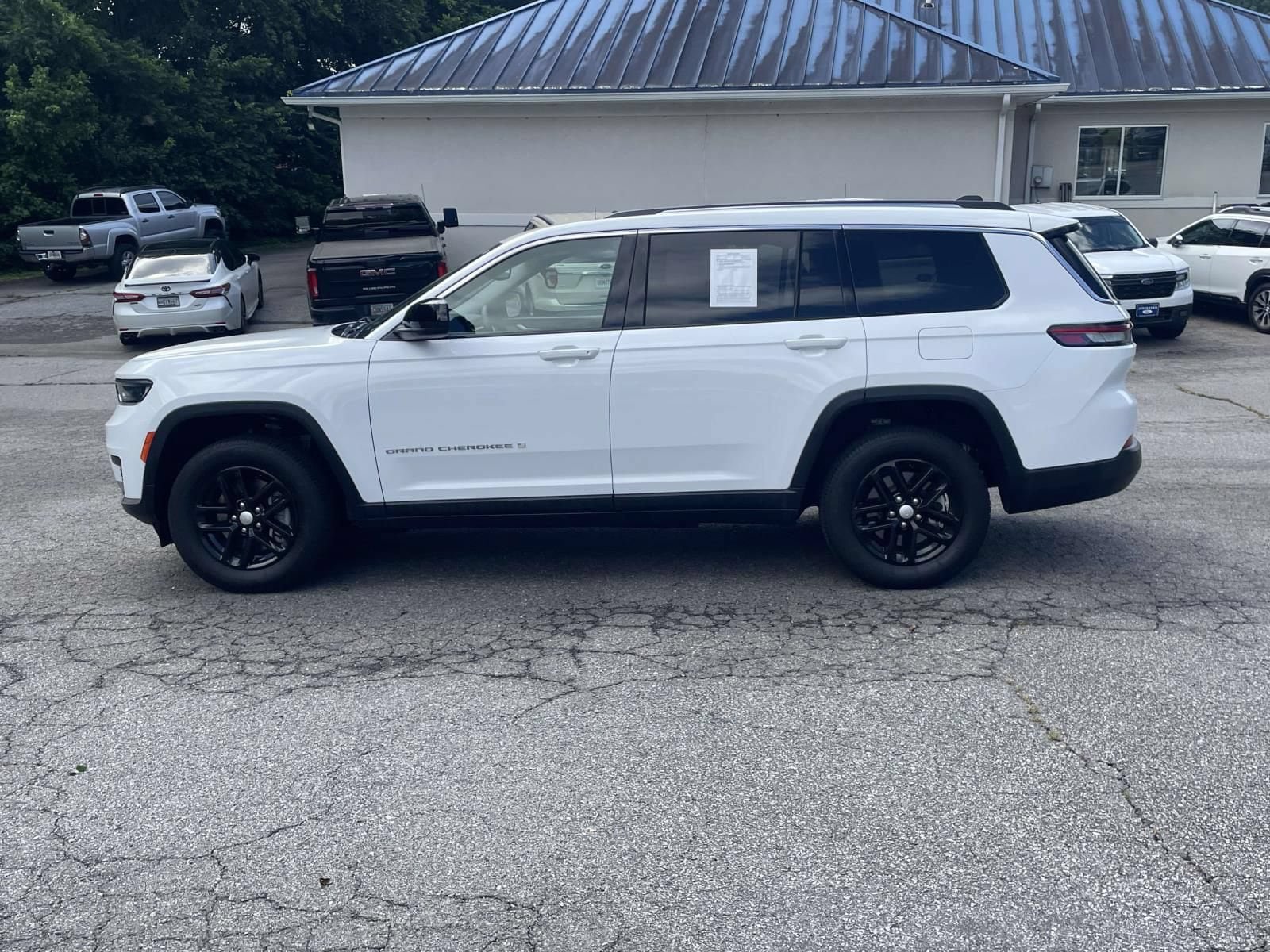 Used 2023 Jeep Grand Cherokee L Laredo AWD/4WD image 11