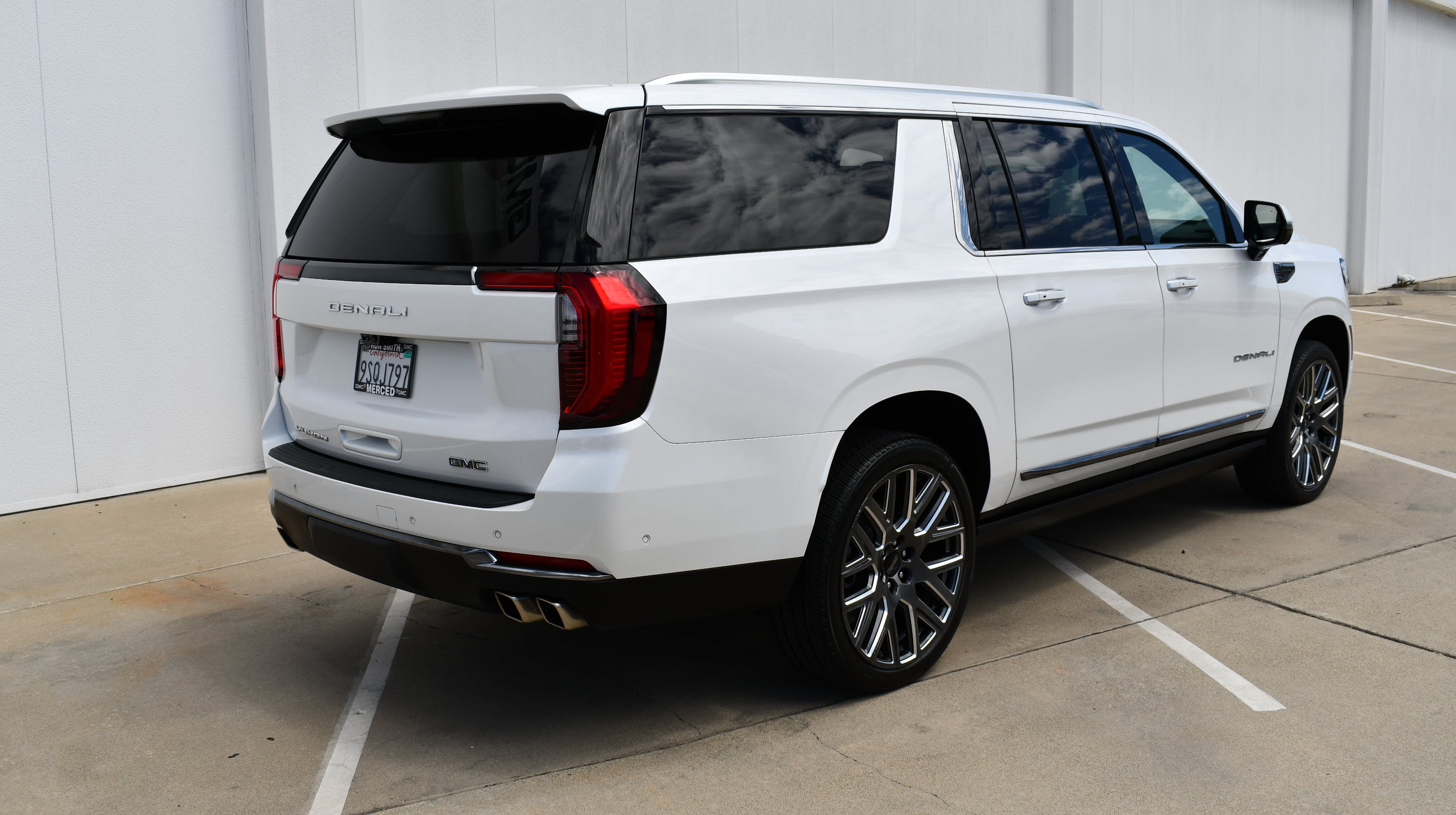 Used 2025 GMC Yukon XL Denali Ultimate AWD/4WD image 7