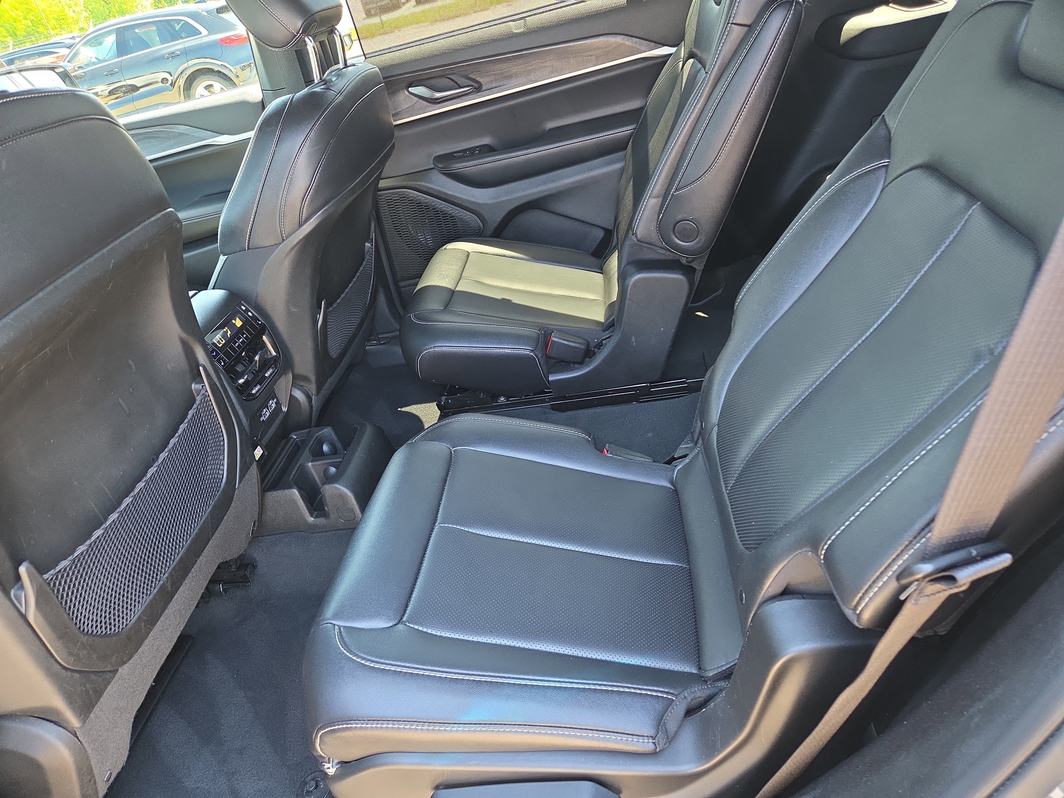 Used 2024 Jeep Grand Cherokee L Limited w/ Luxury Tech Group II image 7