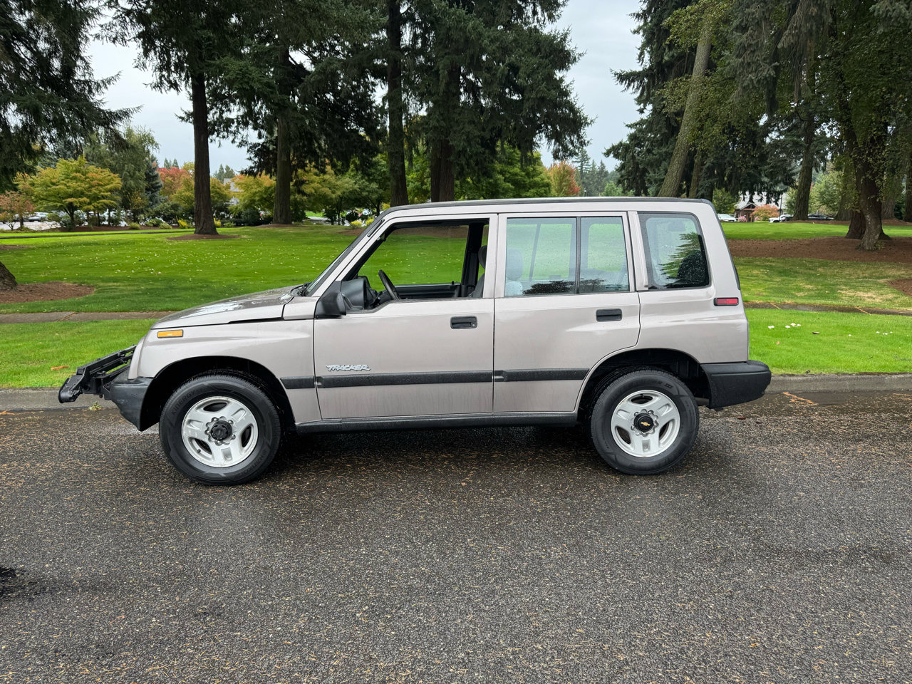Used 1998 Chevrolet Tracker 4WD image 2