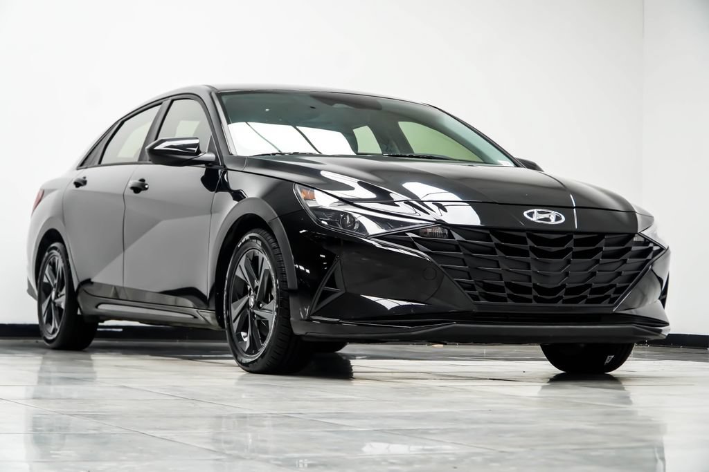 Used 2022 Hyundai Elantra SEL w/ Cargo Package FWD image 4