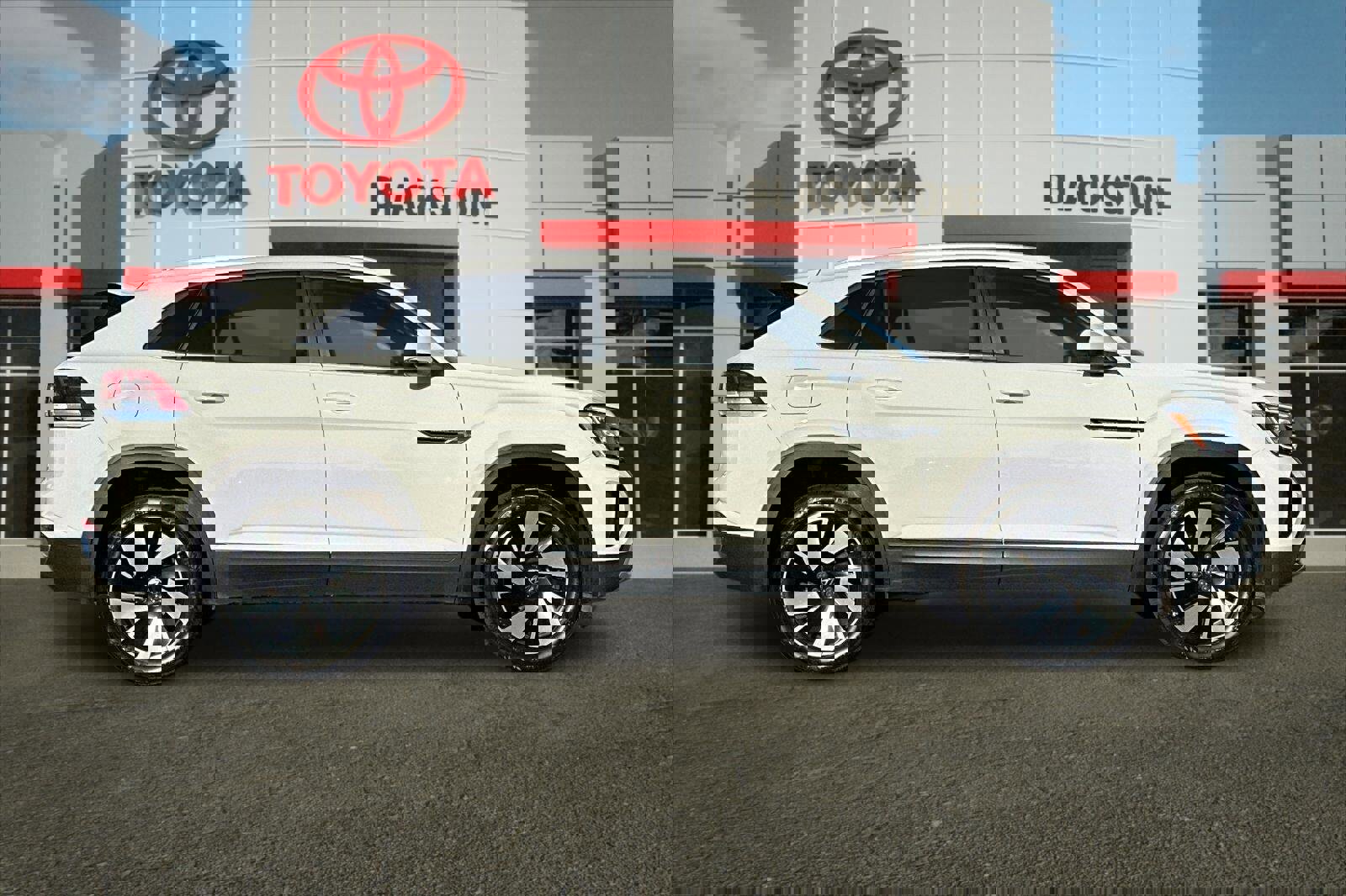 Used 2025 Volkswagen Atlas Cross Sport SE image 2