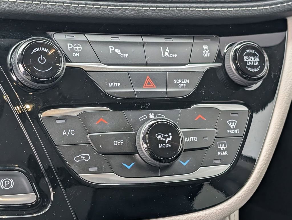 Used 2023 Chrysler Pacifica Limited image 35