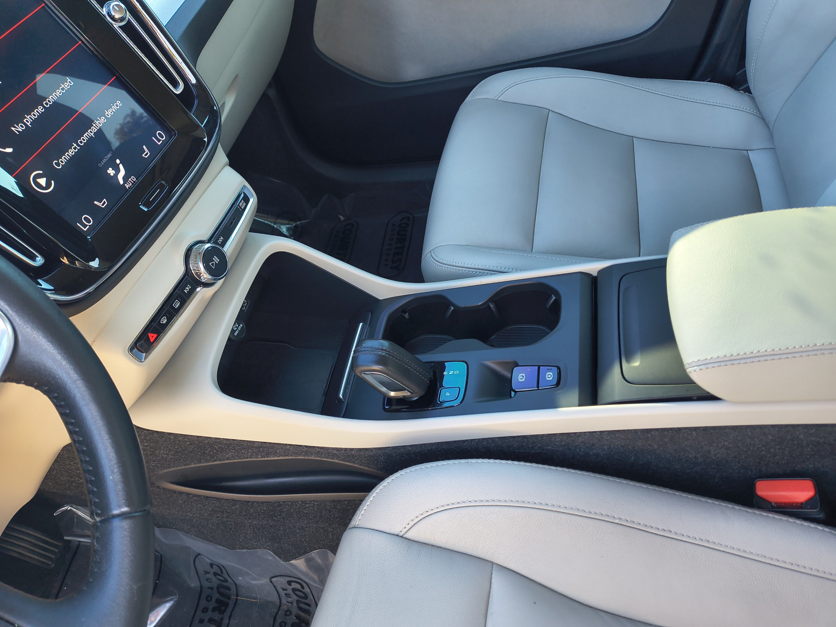 Used 2019 Volvo XC40 T4 Momentum FWD image 21