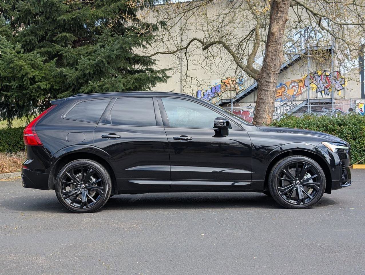Used 2024 Volvo XC60 T8 Ultimate w/ Protection Package Premier image 8