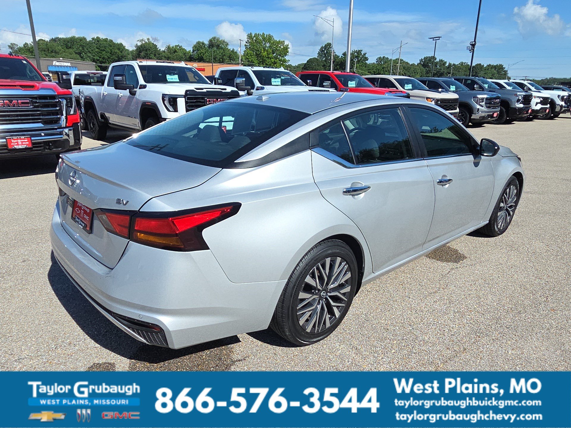 Used 2024 Nissan Altima 2.5 SV FWD image 8